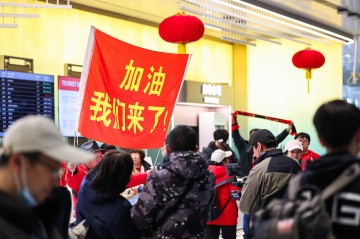 开云APP官网-高清图集：U23国足凯旋，众多球迷现场接机